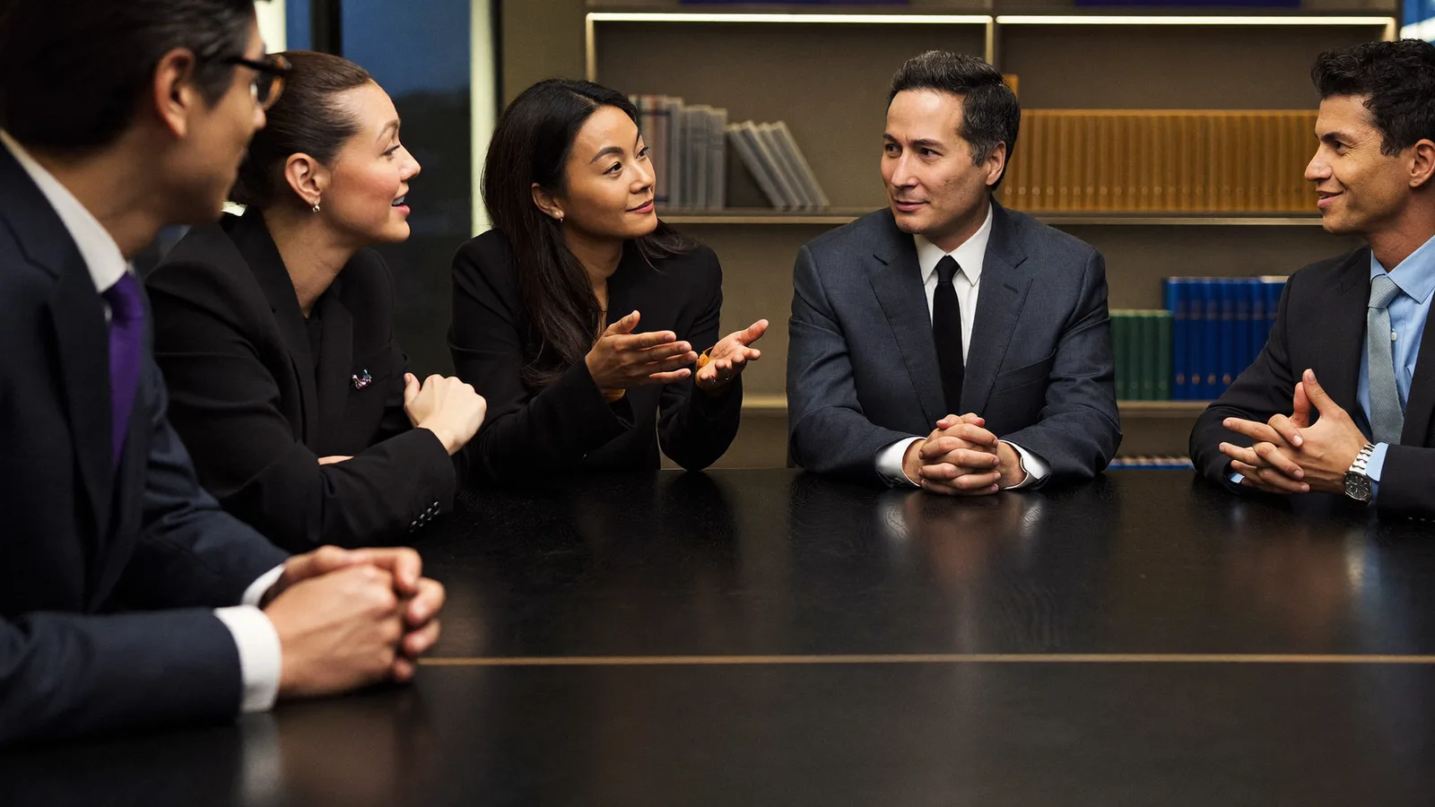 Profesionales reunidos en una mesa de trabajo, referencia del ciclo de posgrado