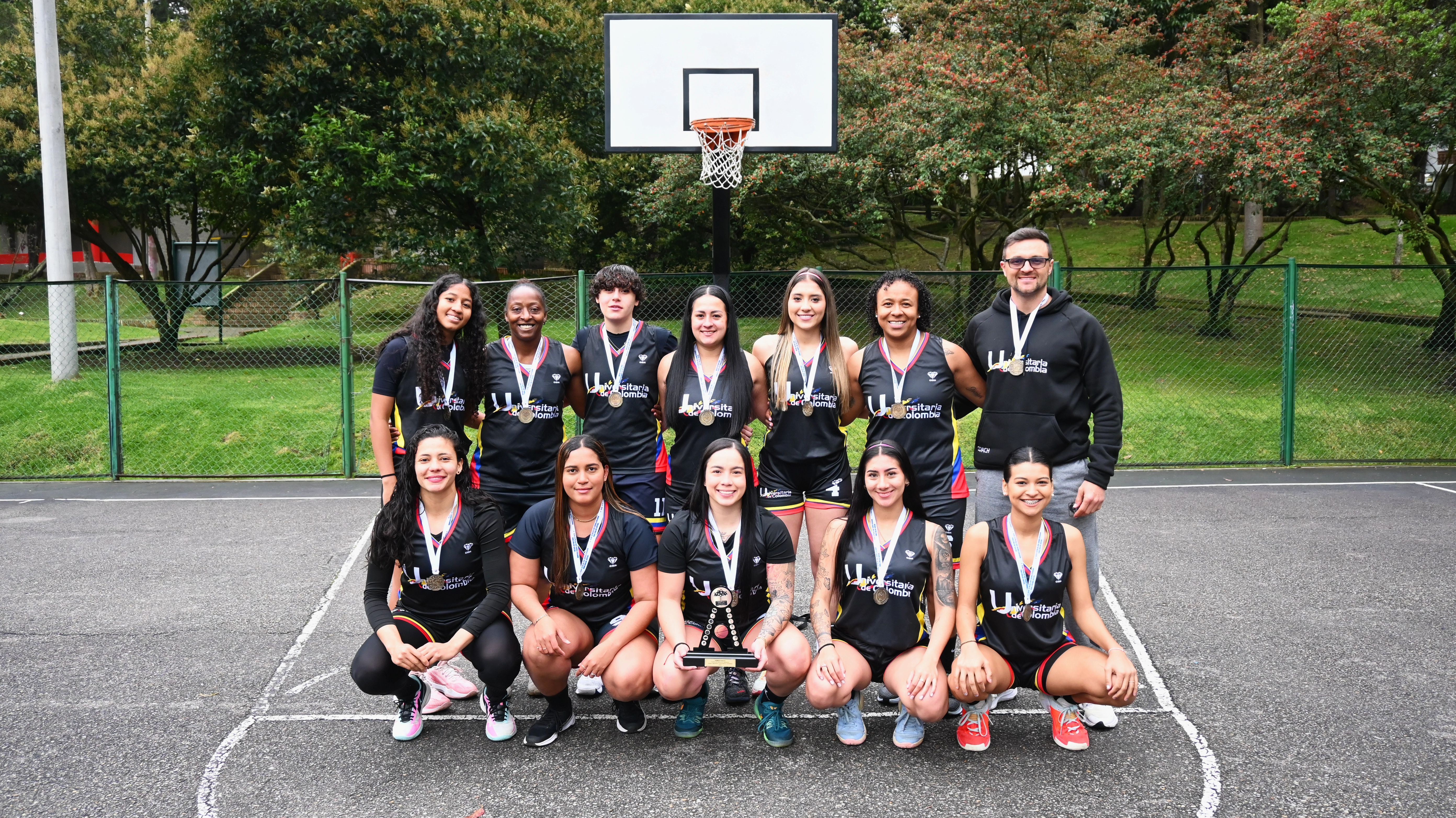 Equipo de Baloncesto de la Institución - Femenino en acción durante entrenamiento o competencia