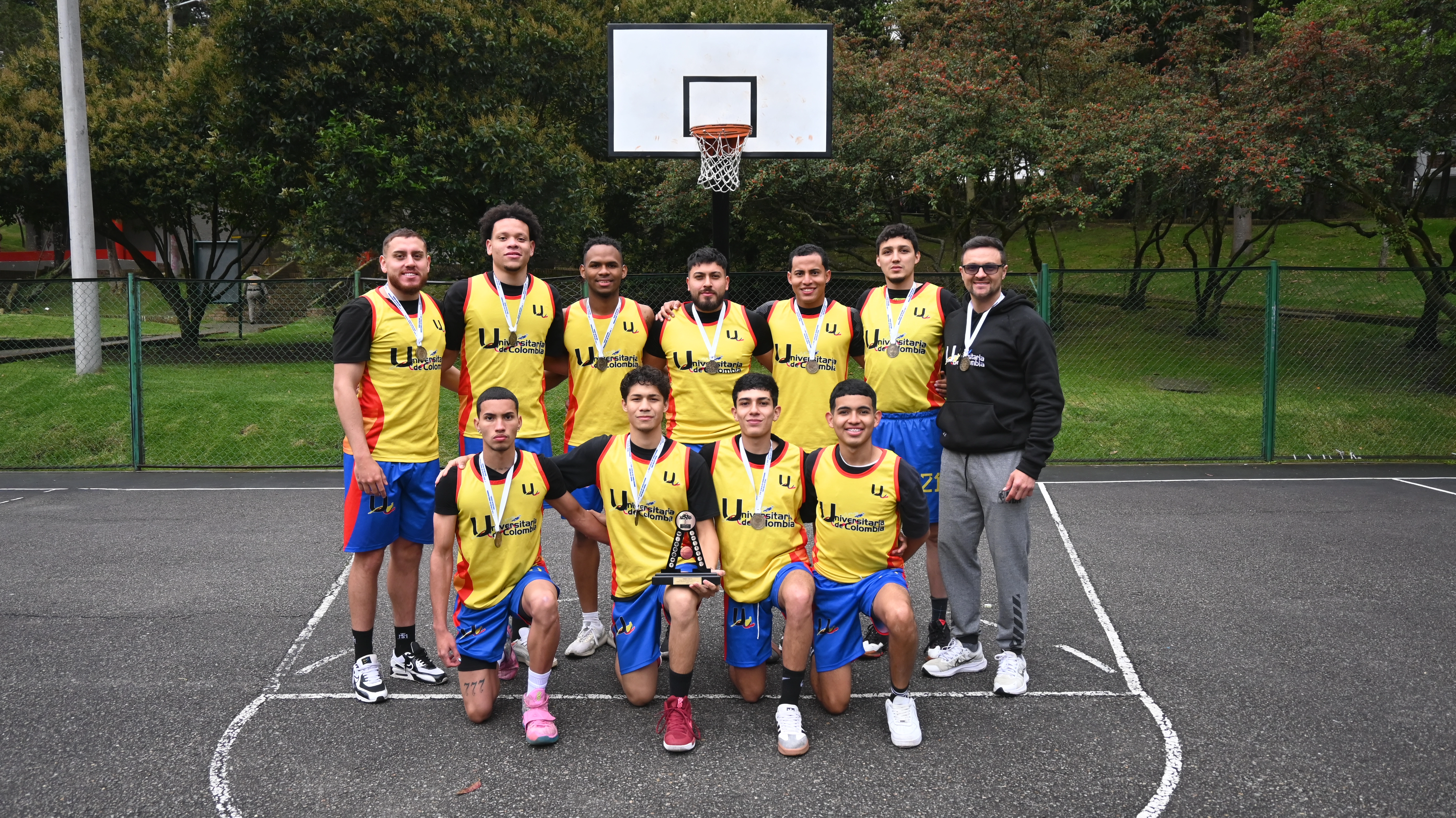 Equipo de Baloncesto de la Institución - Masculino en acción durante entrenamiento o competencia