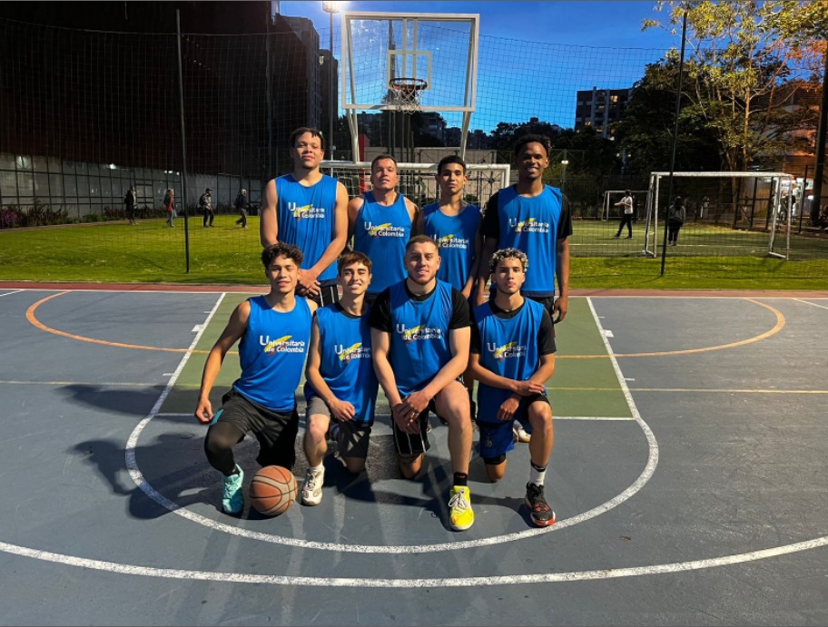 Actividad de Baloncesto - estudiantes participando en entrenamiento deportivo