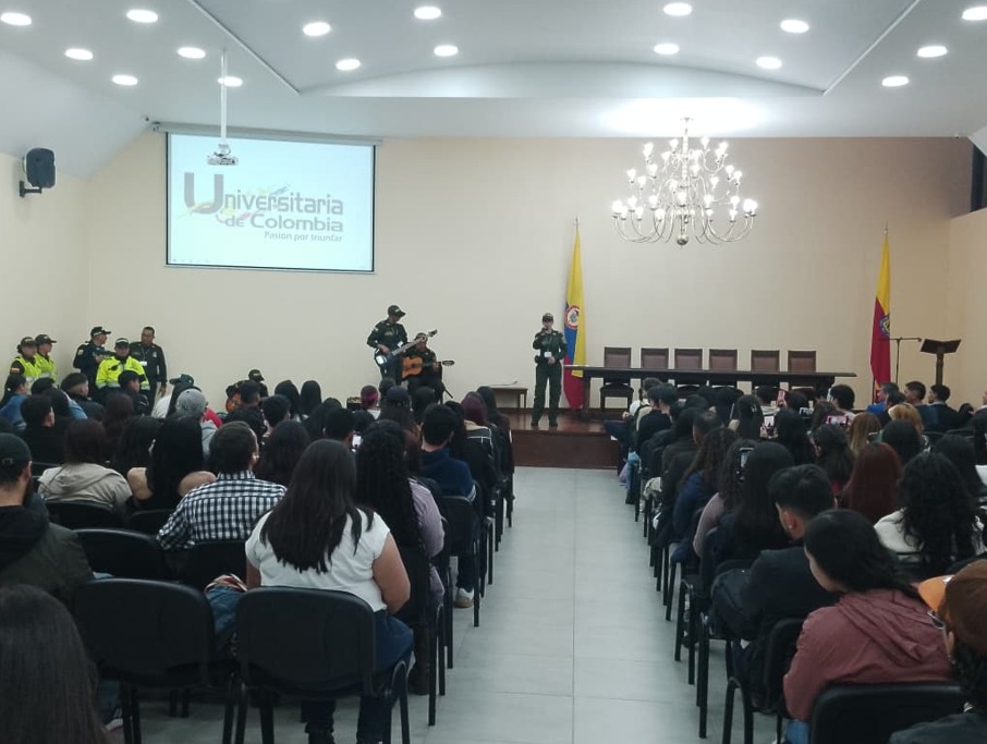 Bienvenida a estudiantes nuevos realizada el 26 de agosto de 2025 - estudiantes y comunidad universitaria participando en la actividad