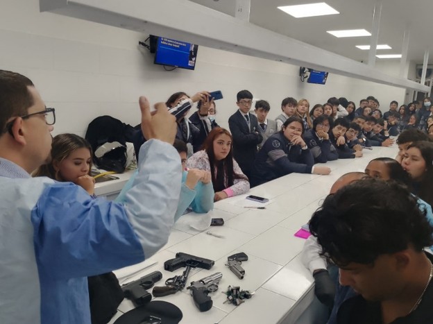 Visita de estudiantes y docentes de IUDC a Colegio Andrés Rosillo - actividades de proyección social y feria universitaria
