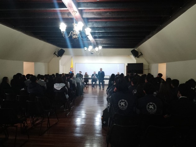 Visita de estudiantes y docentes de IUDC a Colegio Andrés Rosillo - actividades de proyección social y feria universitaria