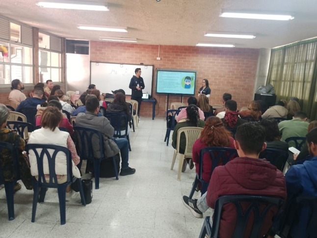 Visita de estudiantes y docentes de IUDC a Colegio Darío Echandía (IED) - actividades de proyección social y feria universitaria