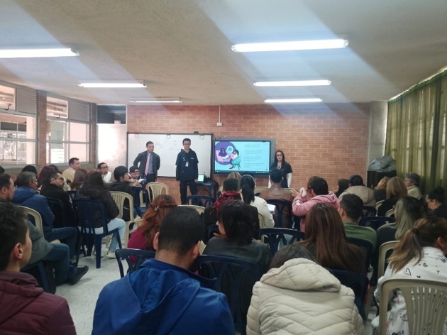 Visita de estudiantes y docentes de IUDC a Colegio Darío Echandía (IED) - actividades de proyección social y feria universitaria