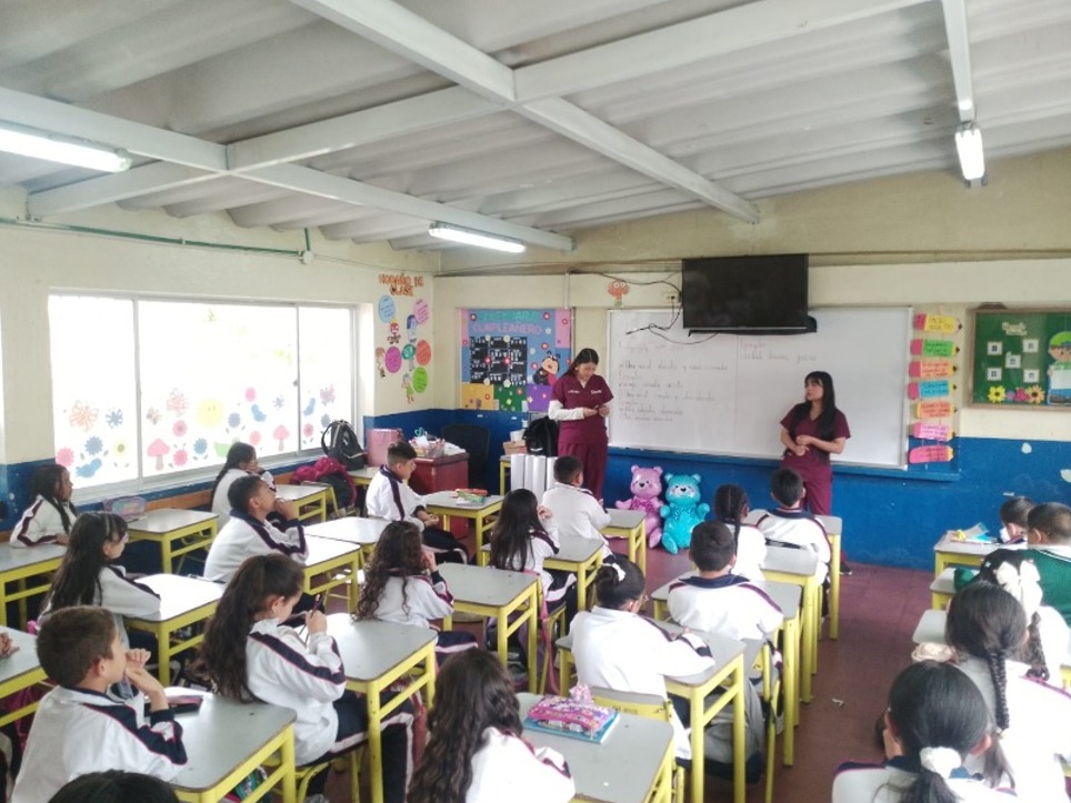 Visita de estudiantes y docentes de IUDC a Colegio Darío Echandía (IED) - actividades de proyección social y feria universitaria