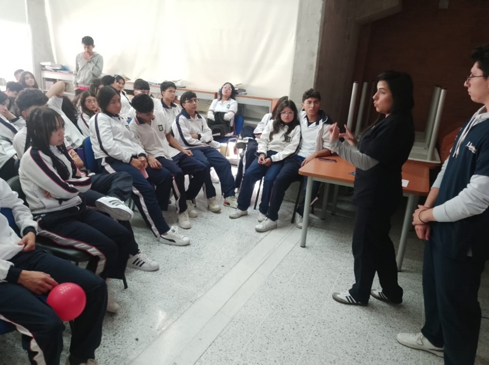Visita de estudiantes y docentes de IUDC a Colegio Darío Echandía (IED) - actividades de proyección social y feria universitaria