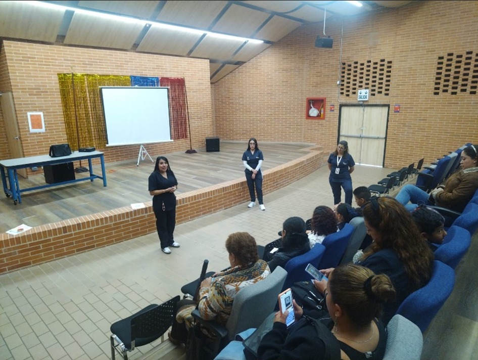 Visita de estudiantes y docentes de IUDC a Colegio María Currea Manrique (IED) - actividades de proyección social y feria universitaria