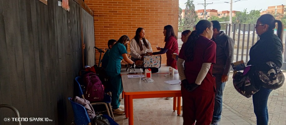 Visita de estudiantes y docentes de IUDC a Colegio María Currea Manrique (IED) - actividades de proyección social y feria universitaria