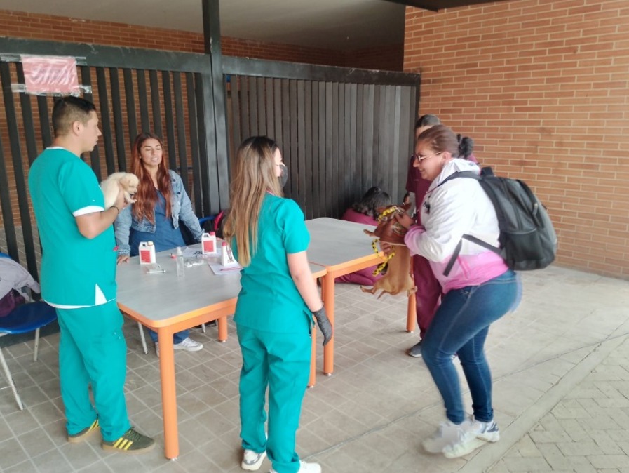 Visita de estudiantes y docentes de IUDC a Colegio María Currea Manrique (IED) - actividades de proyección social y feria universitaria