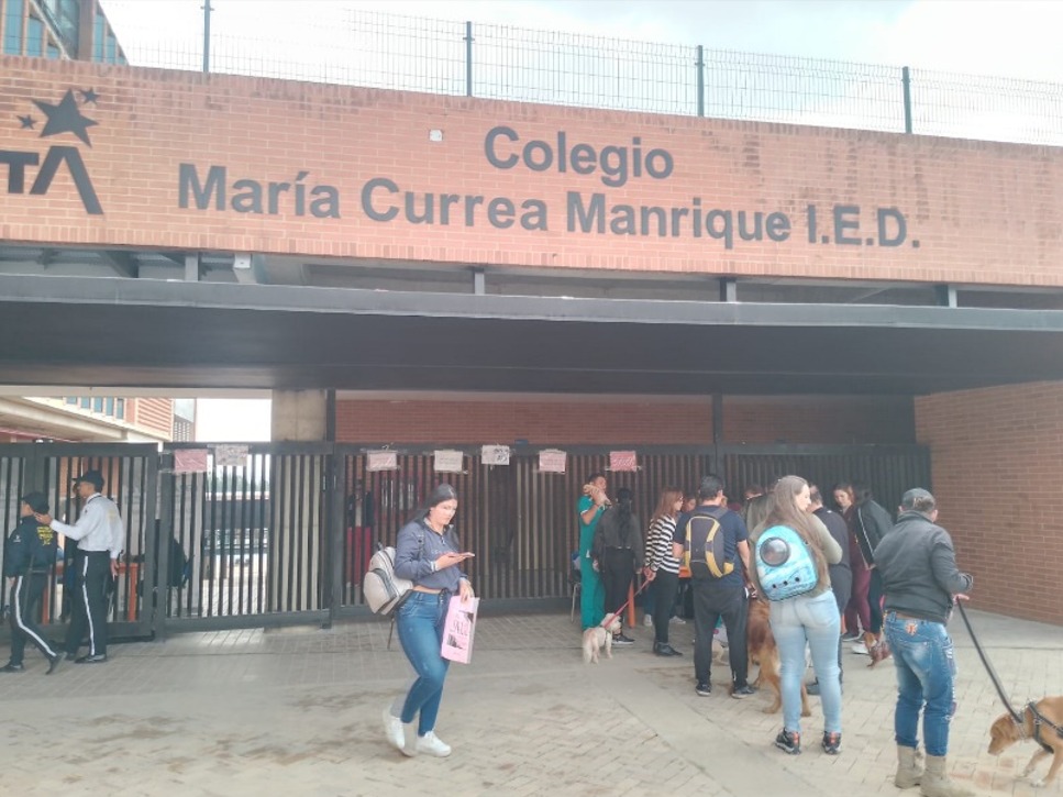 Visita de estudiantes y docentes de IUDC a Colegio María Currea Manrique (IED) - actividades de proyección social y feria universitaria