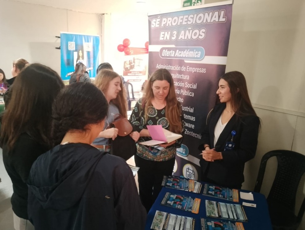 Visita de estudiantes y docentes de IUDC a Colegio Virtual Siglo XX - actividades de proyección social y feria universitaria