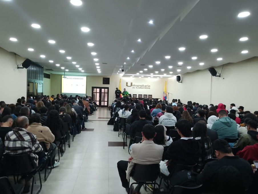 Charla: Extorsión y modalidades delictivas realizada el 13 y 20 de agosto de 2025 - estudiantes y comunidad universitaria participando en la actividad
