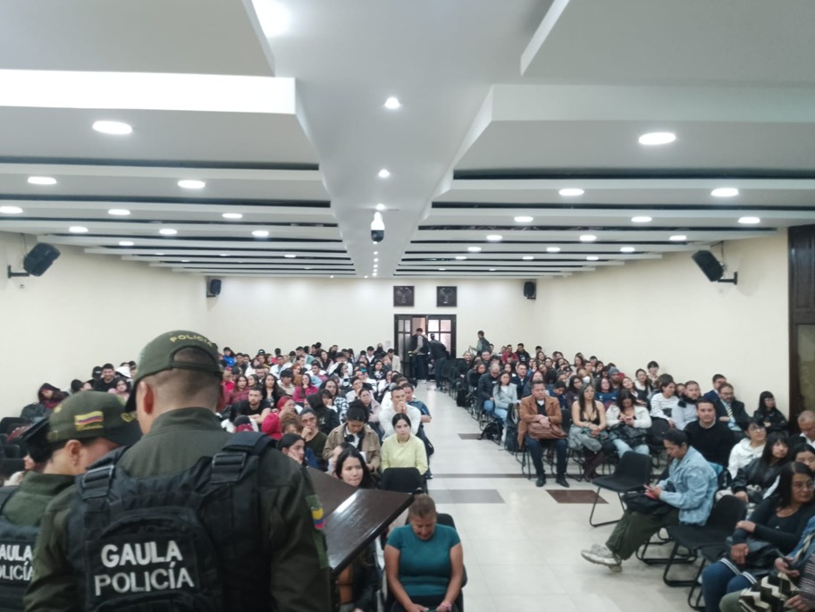Charla: Extorsión y modalidades delictivas realizada el 13 y 20 de agosto de 2025 - estudiantes y comunidad universitaria participando en la actividad