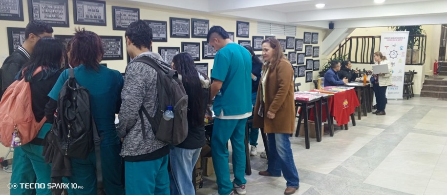 Feria Editorial IUDC realizada el 8 de mayo de 2025 - estudiantes y comunidad universitaria participando en la actividad