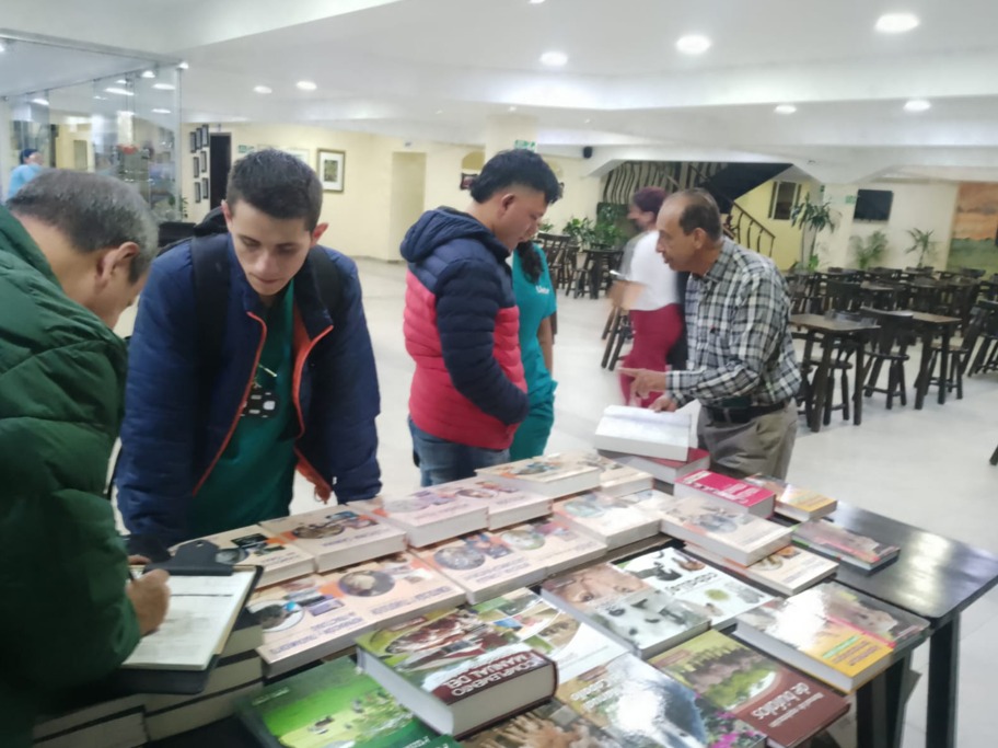 Feria Editorial IUDC realizada el 8 de mayo de 2025 - estudiantes y comunidad universitaria participando en la actividad