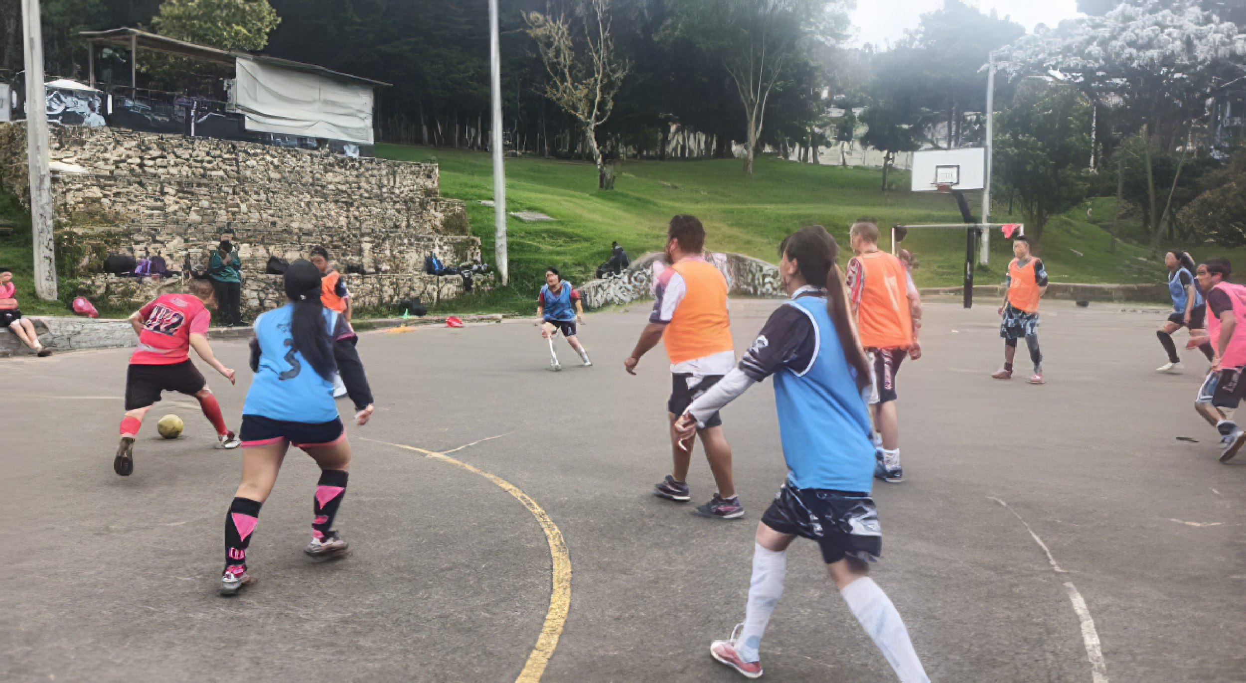 Actividad de Futsal - estudiantes participando en entrenamiento deportivo