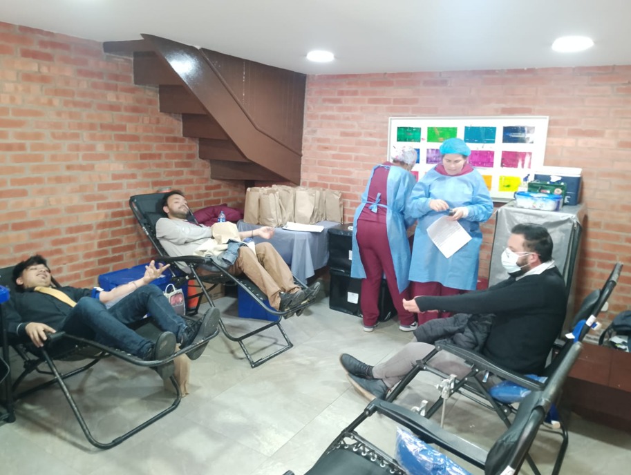 Jornada de donación de sangre y tamizaje cardiovascular realizada el 10 de julio de 2025 - estudiantes y comunidad universitaria participando en la actividad