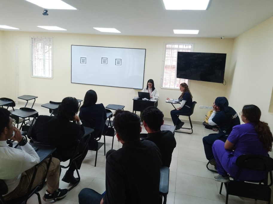 Charla: Tabaquismo y prevención de sustancias psicoactivas realizada el 8 de julio de 2025 - estudiantes y comunidad universitaria participando en la actividad