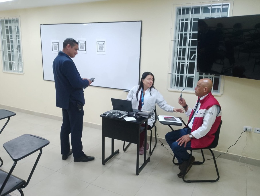 Charla: Tabaquismo y prevención de sustancias psicoactivas realizada el 8 de julio de 2025 - estudiantes y comunidad universitaria participando en la actividad
