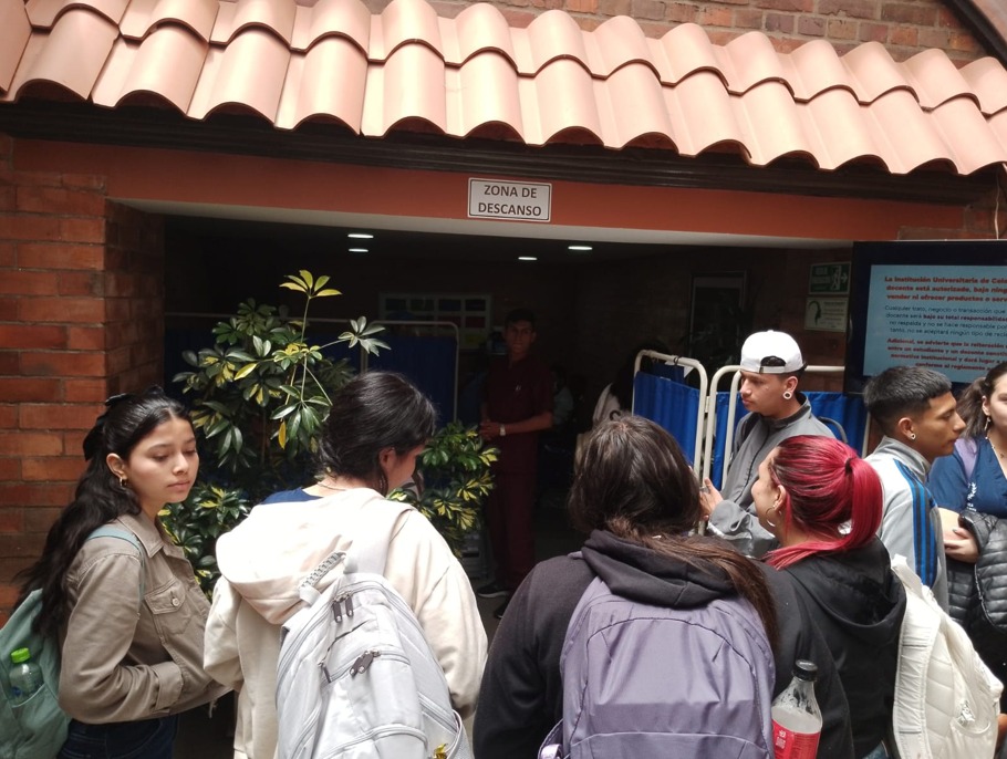 Charla: Tabaquismo y prevención de sustancias psicoactivas realizada el 8 de julio de 2025 - estudiantes y comunidad universitaria participando en la actividad
