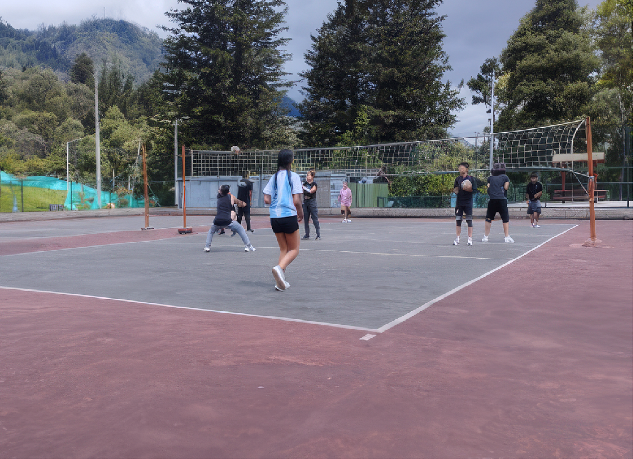 Actividad de Voleibol - estudiantes participando en entrenamiento deportivo
