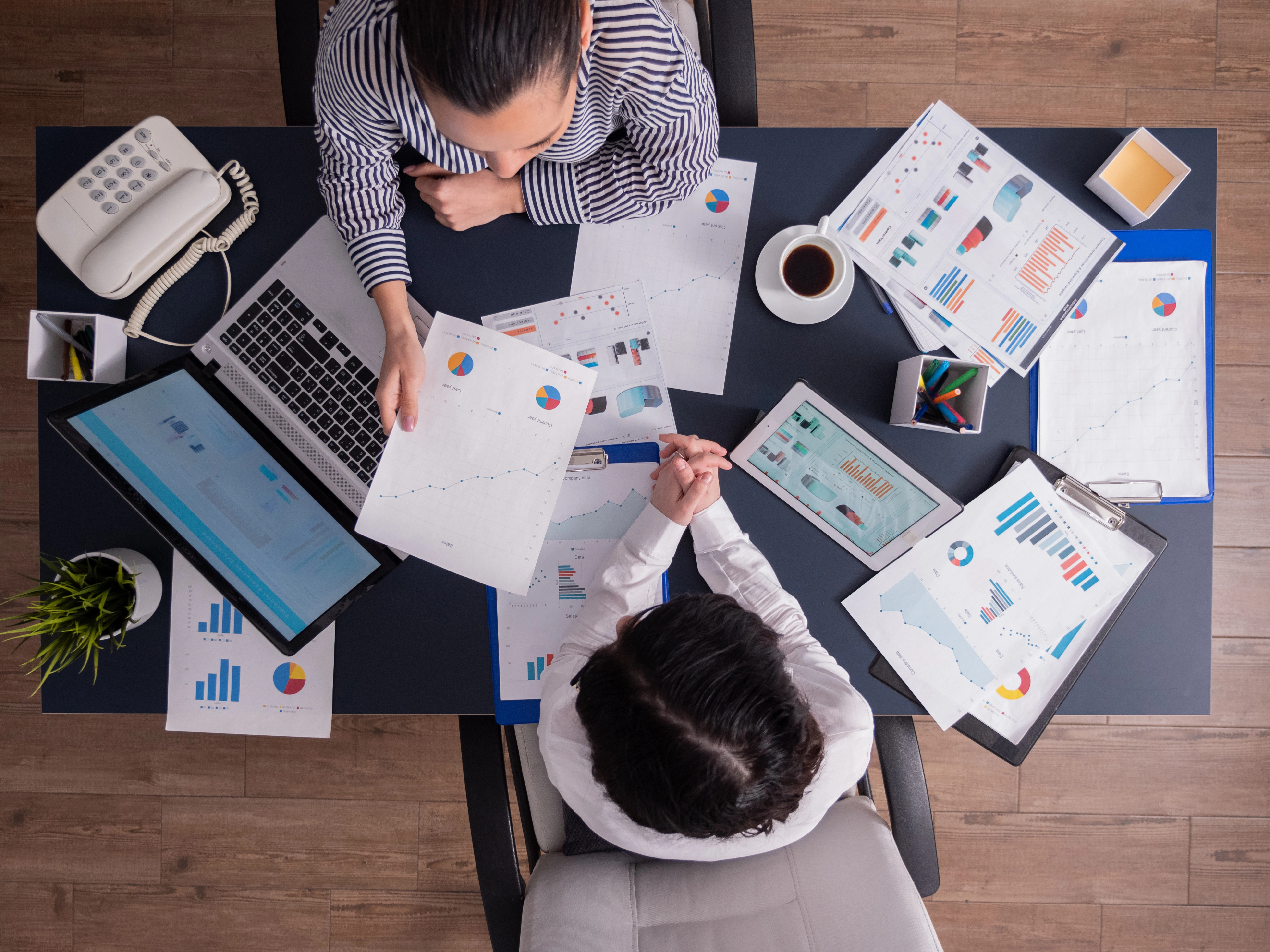 Profesionales en administración de empresas trabajando en estrategias empresariales