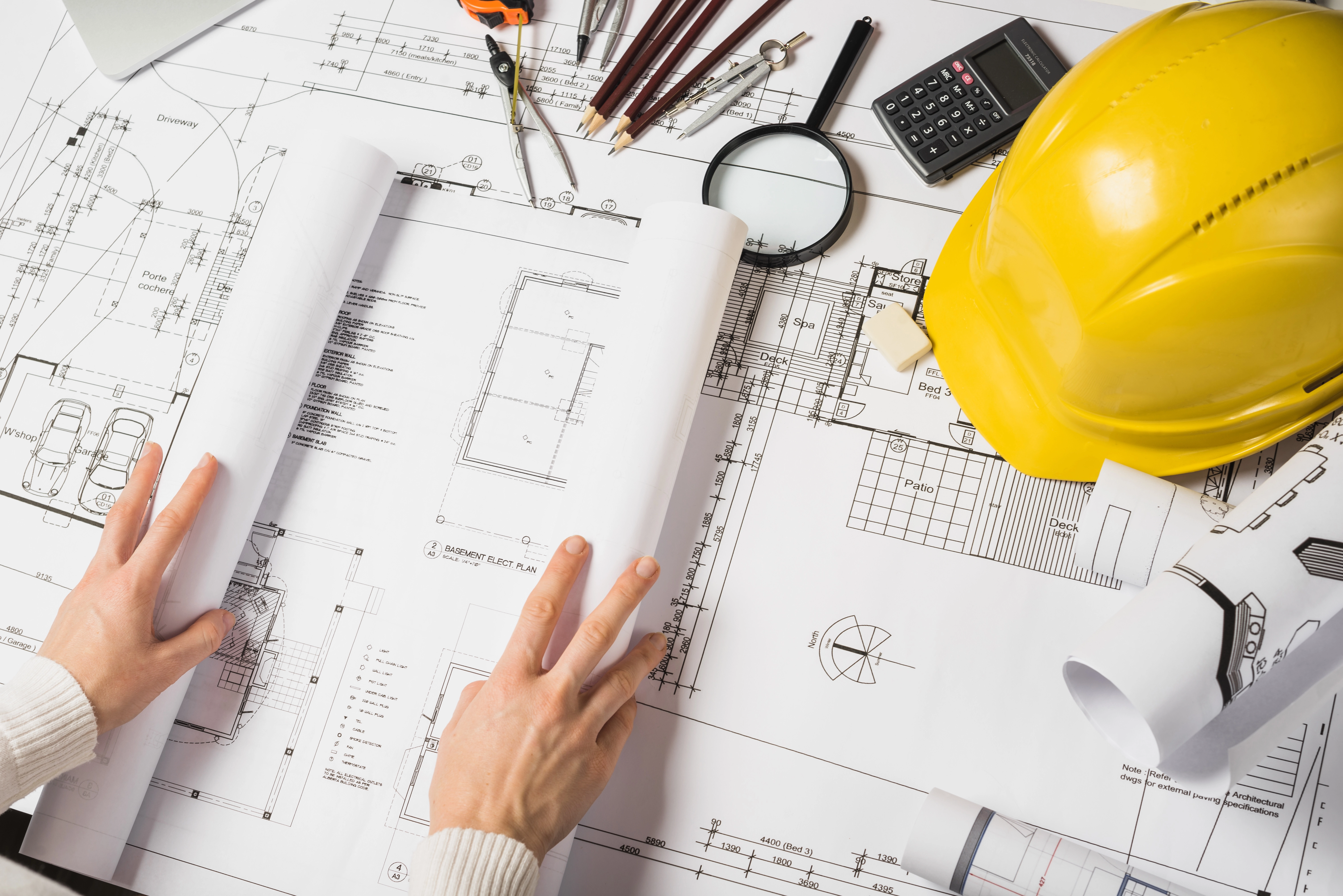 Arquitecto diseñando planos de edificación