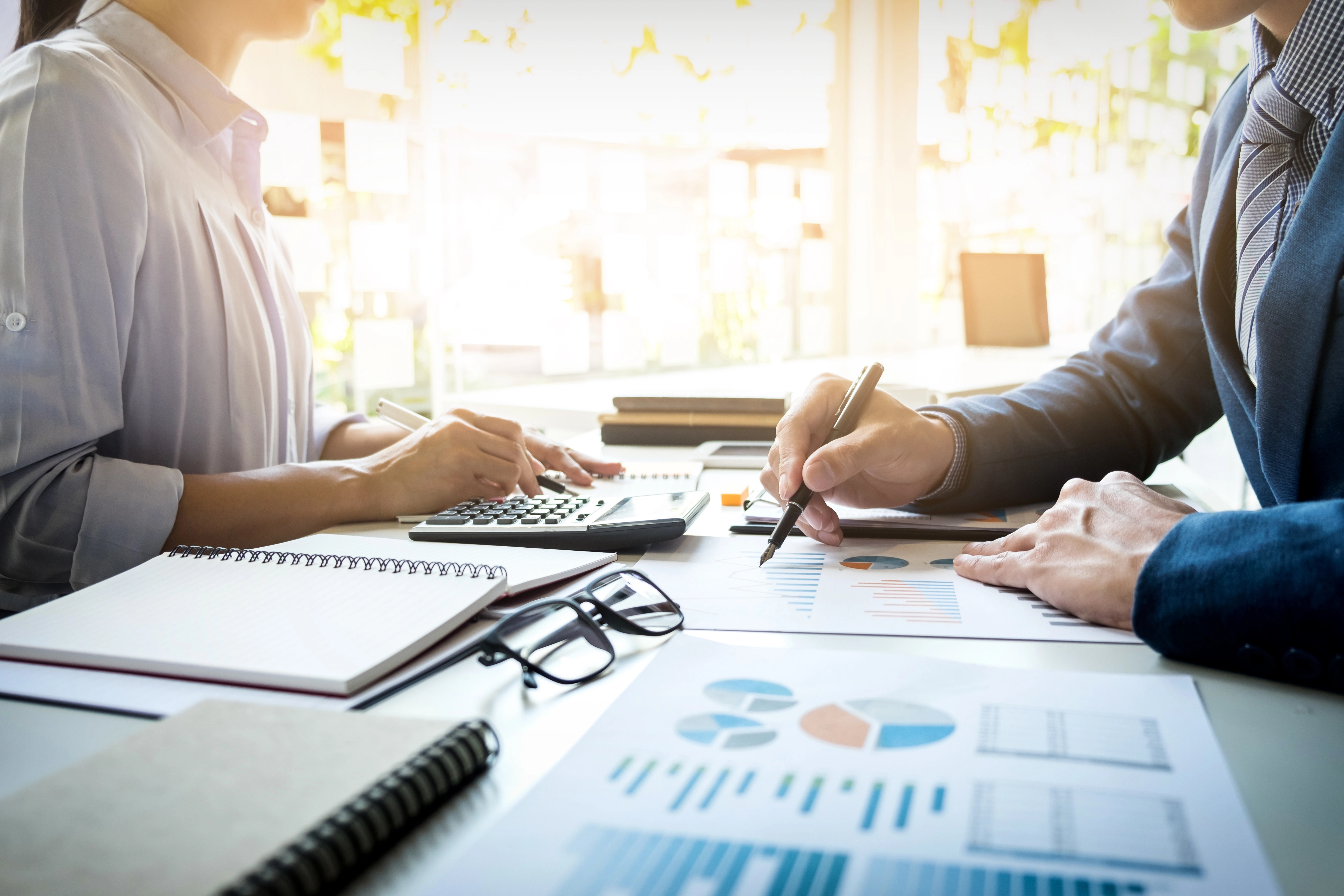 Técnico contable y financiero analizando estados financieros