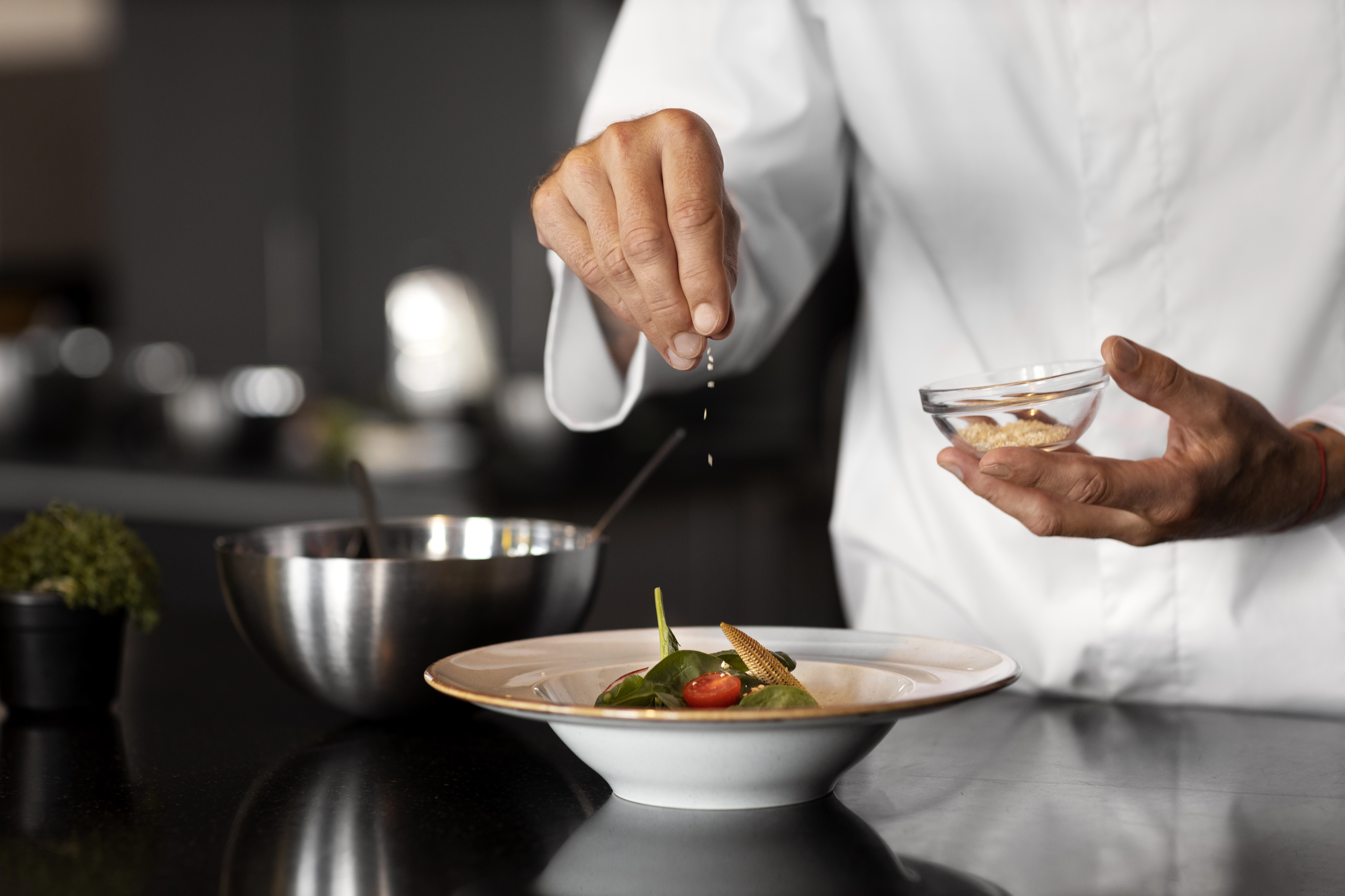 Técnico en cocina preparando platos gastronómicos