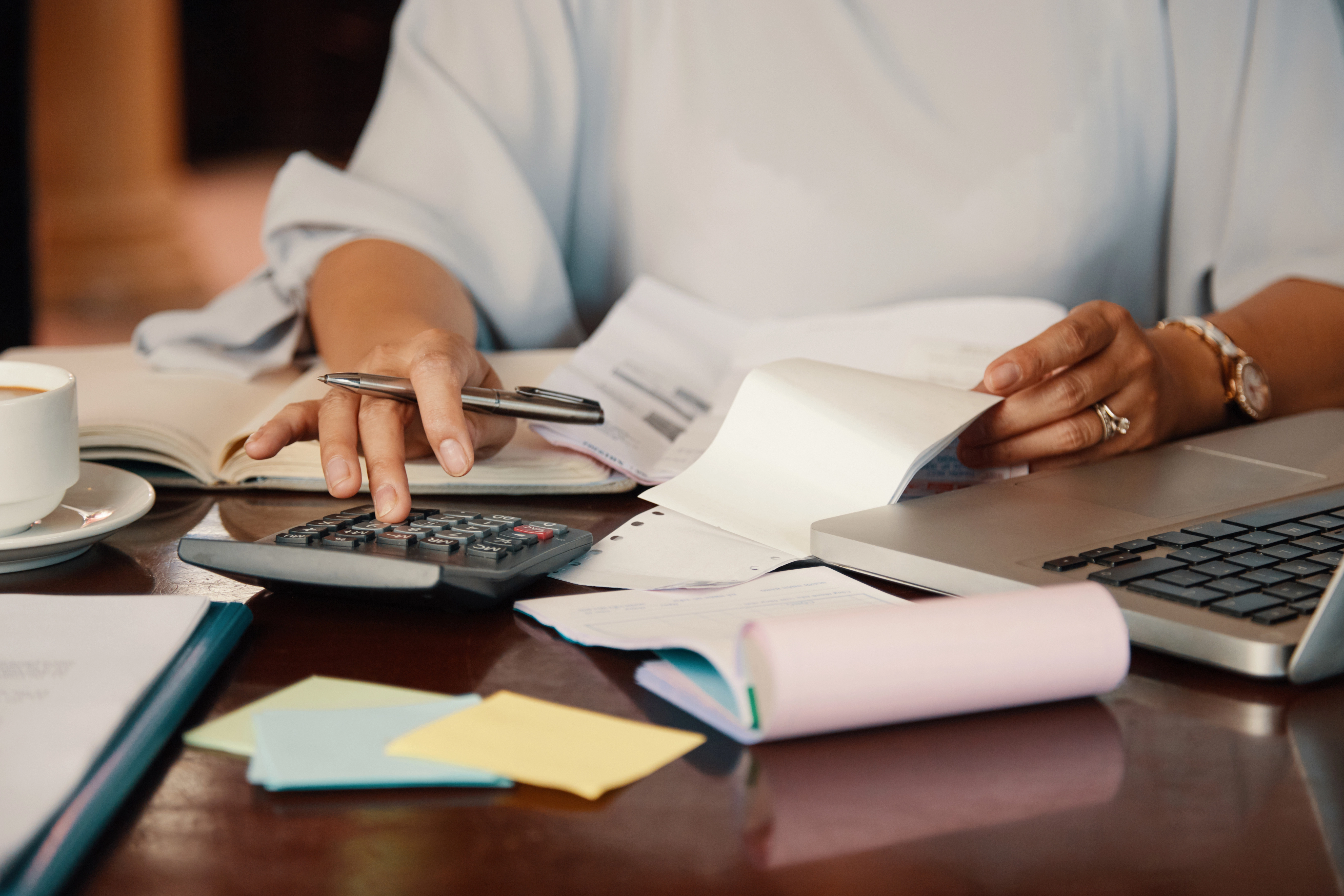 Contador público analizando estados financieros