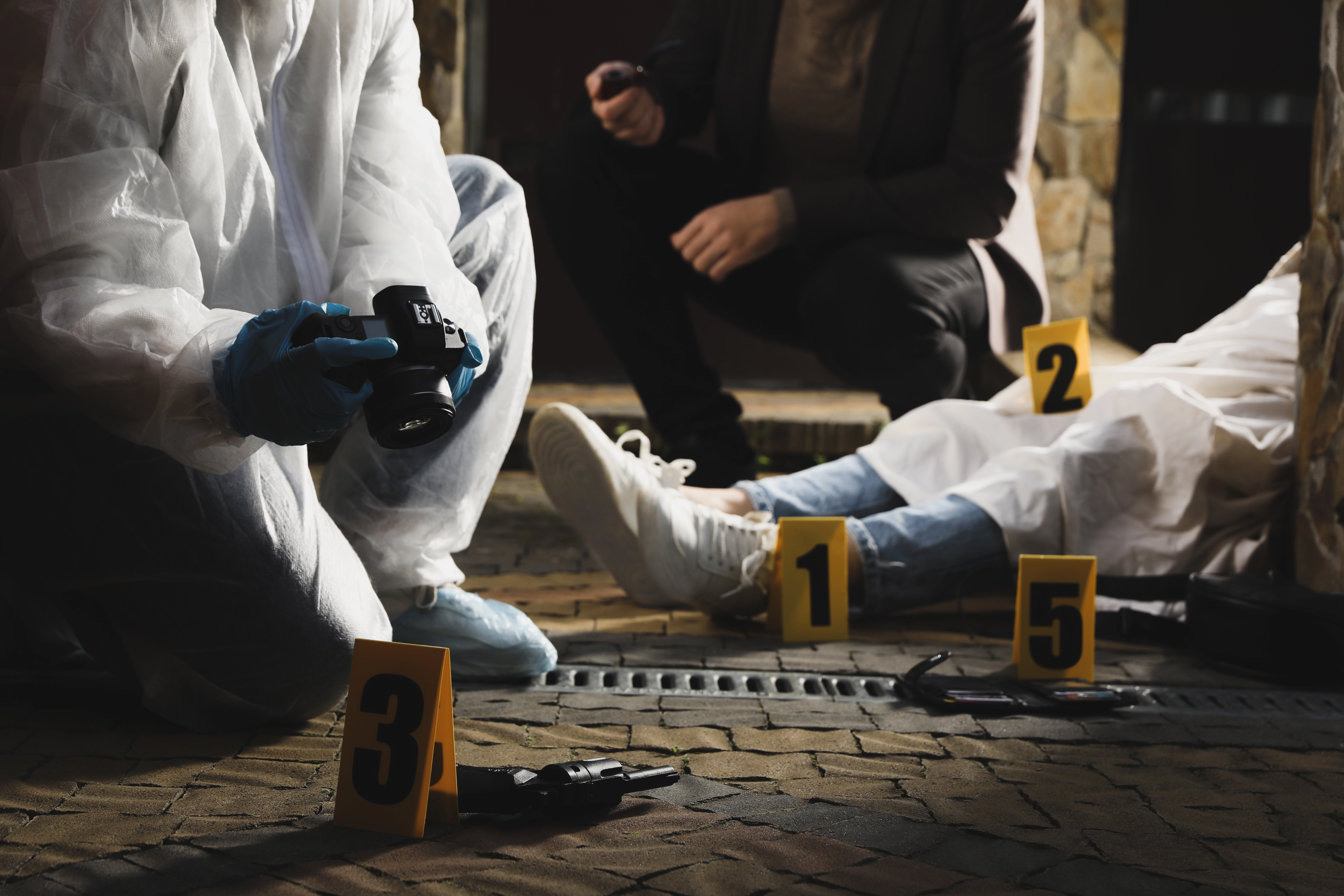 Técnico criminalístico analizando evidencia en laboratorio