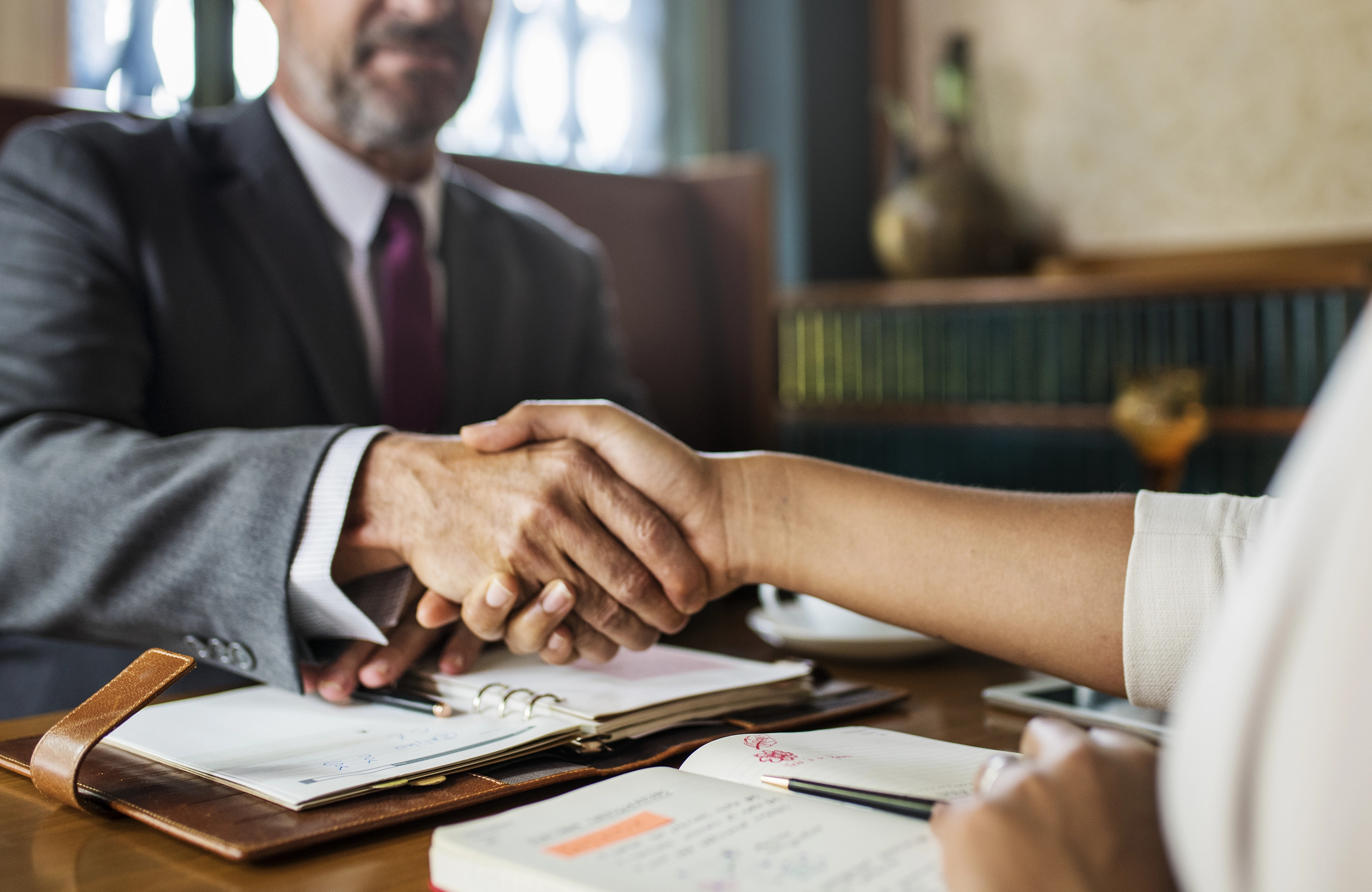 Especialista en derecho administrativo y contractual