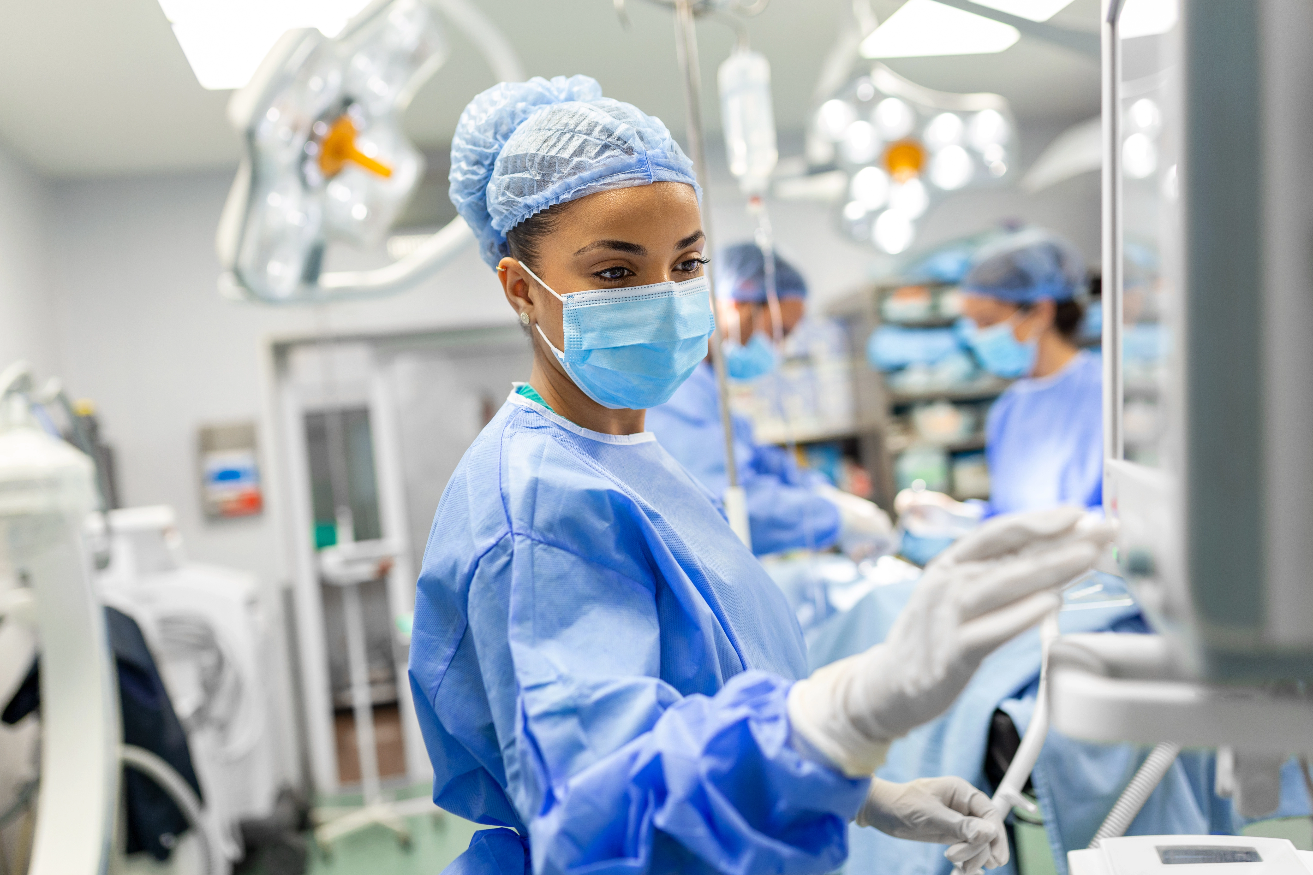 Técnico auxiliar en enfermería atendiendo pacientes