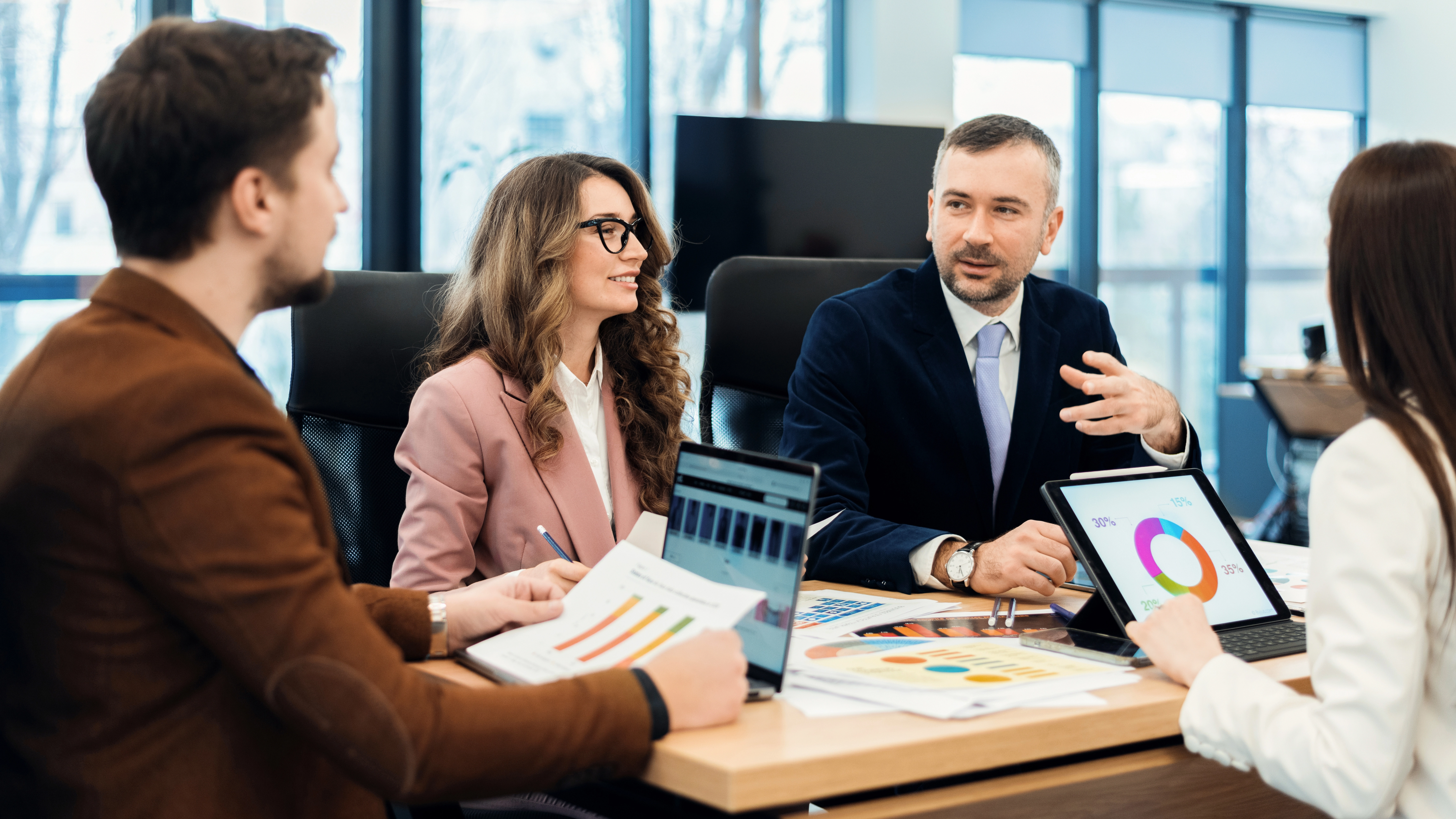 Especialista en gerencia de empresas liderando equipos