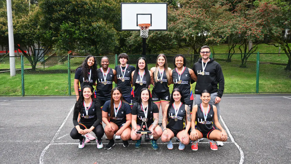 Equipo de Baloncesto de la Institución - Femenino en acción durante entrenamiento o competencia