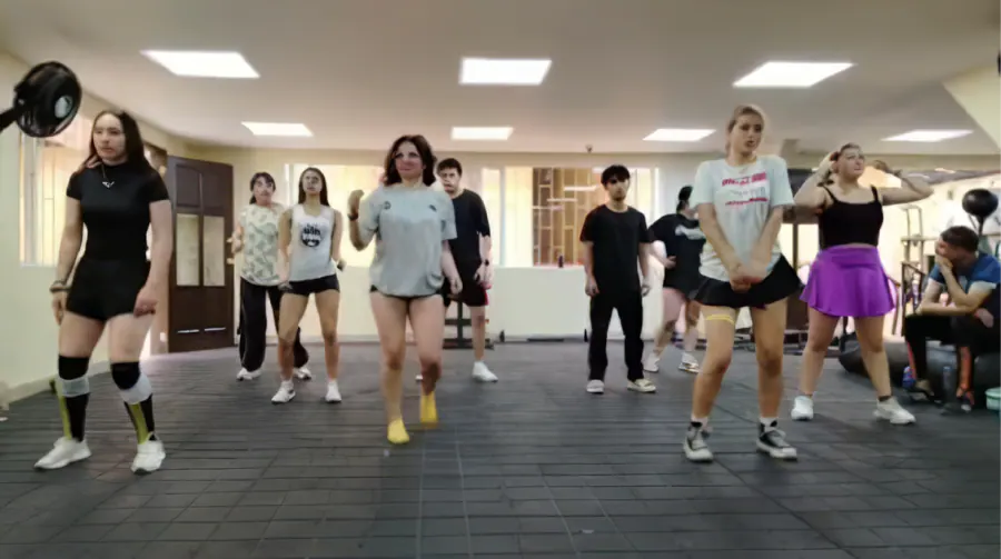 Actividad de Danzas - estudiantes participando en actividad cultural