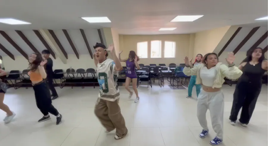 Actividad de Danzas - estudiantes participando en actividad cultural