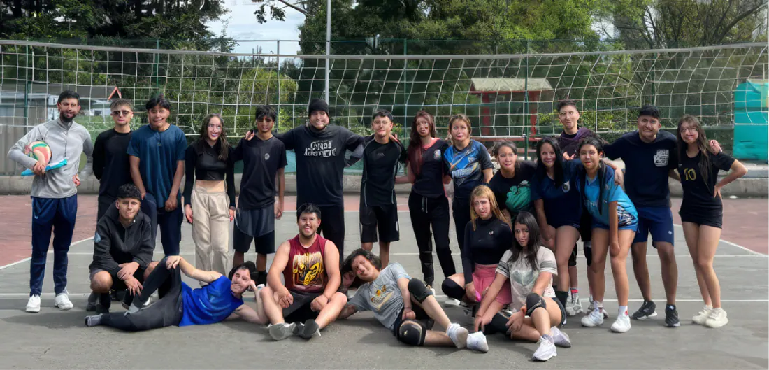 Actividad de Voleibol - estudiantes participando en entrenamiento deportivo