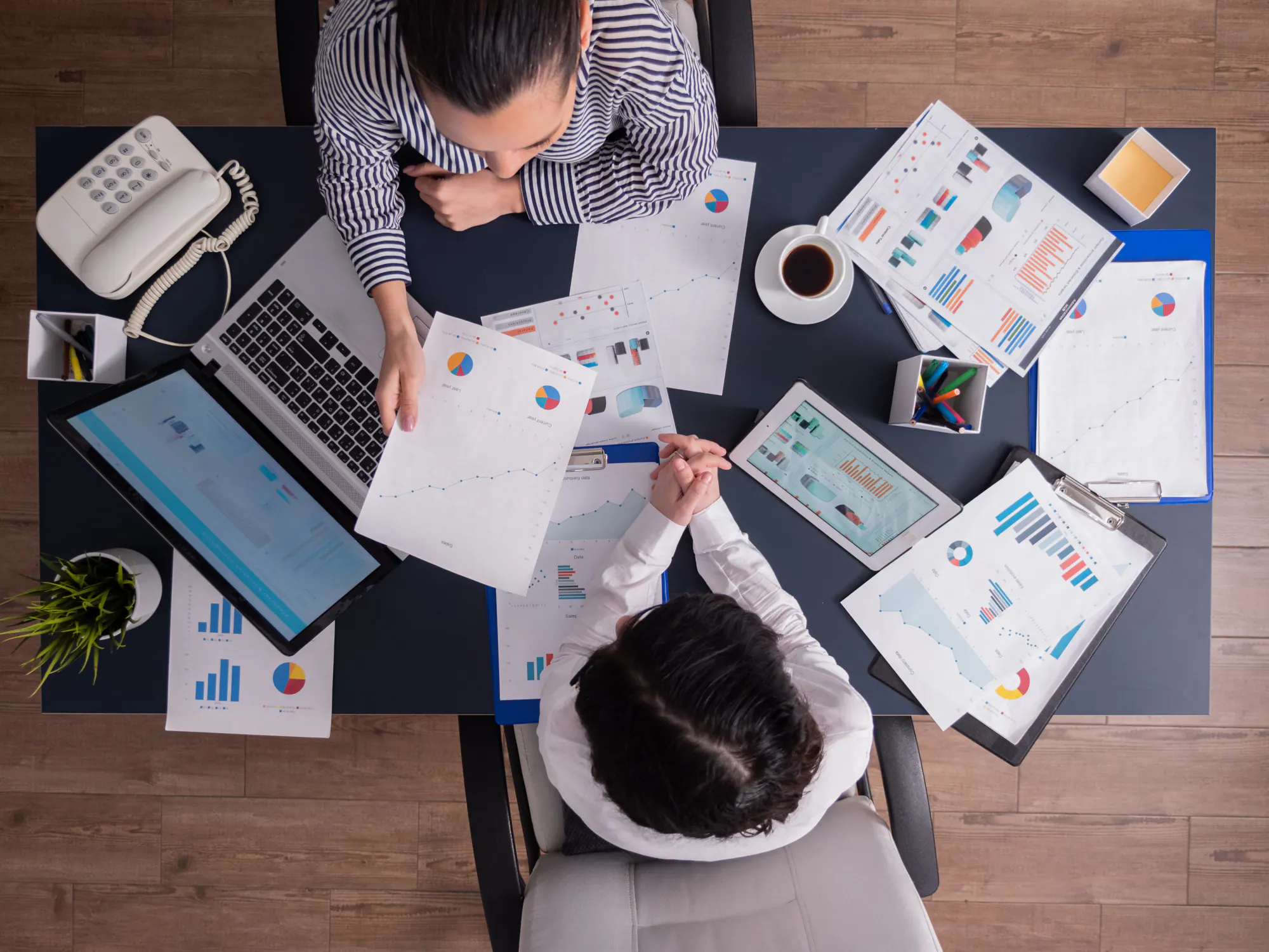 Profesionales en administración de empresas trabajando en estrategias empresariales