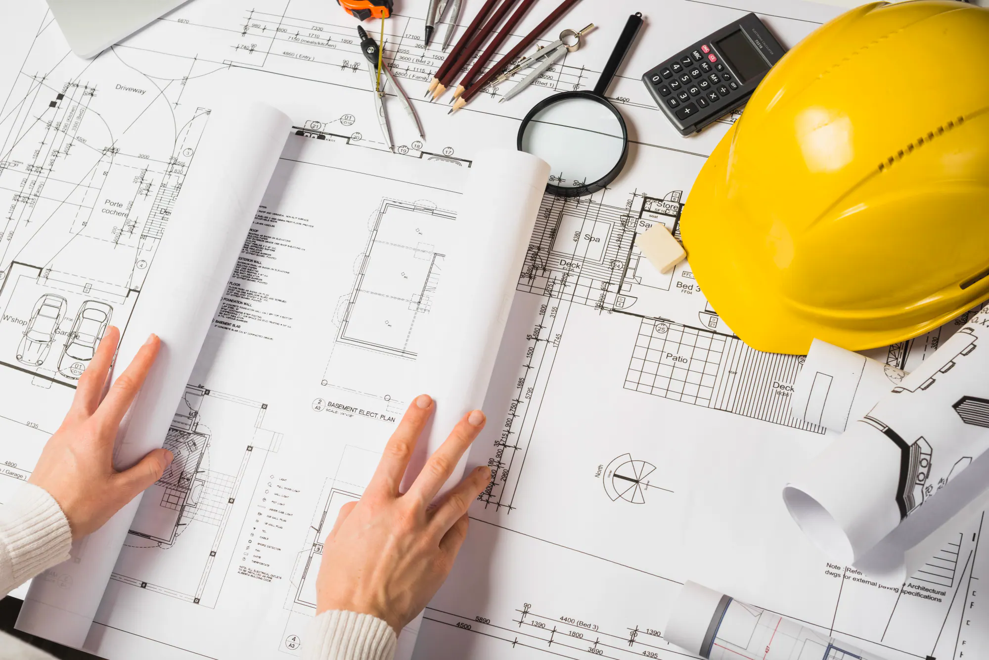 Arquitecto diseñando planos de edificación