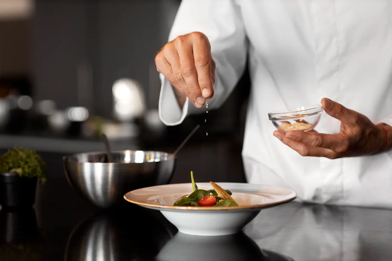 Técnico en cocina preparando platos gastronómicos