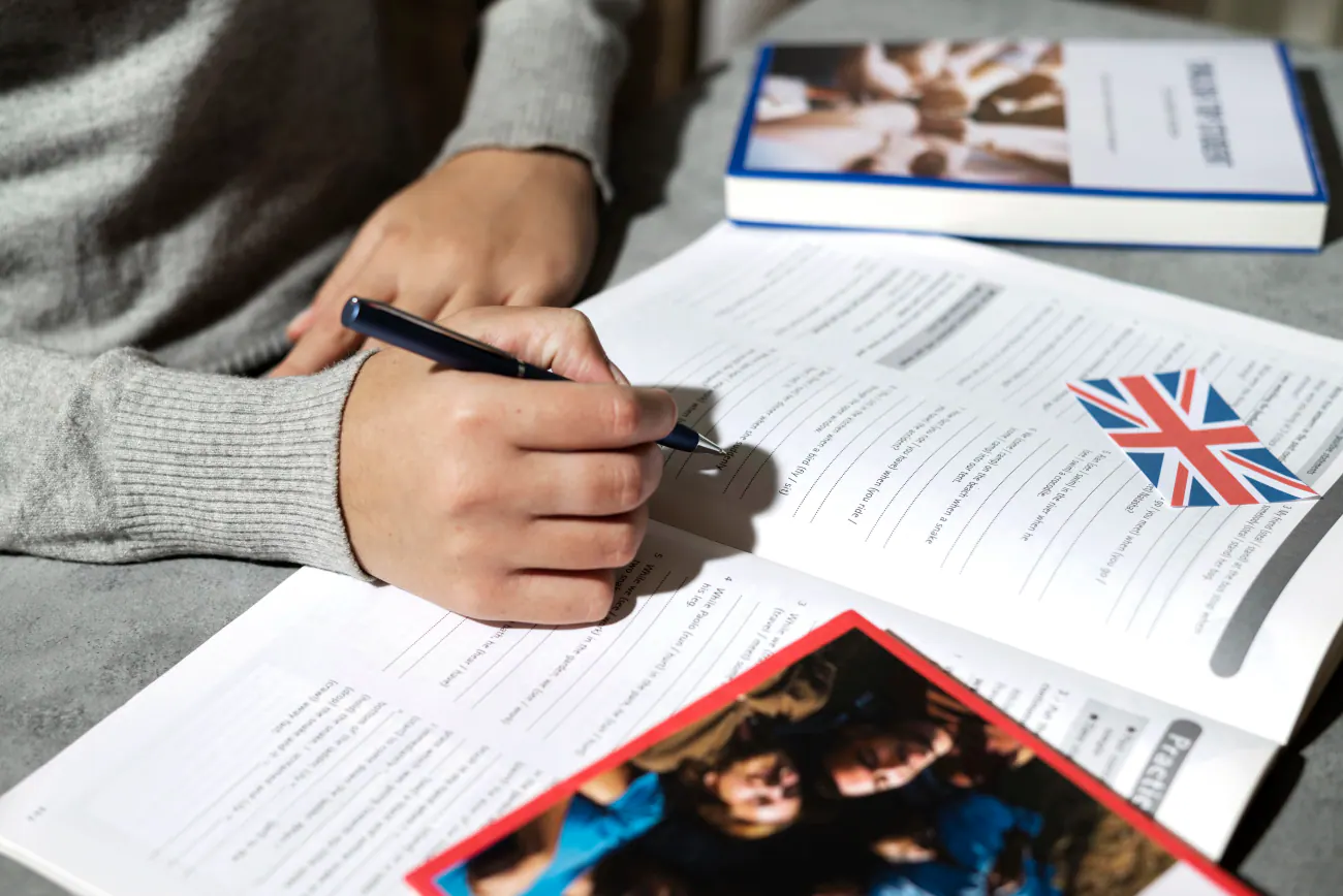 Estudiantes aprendiendo idiomas inglés y francés