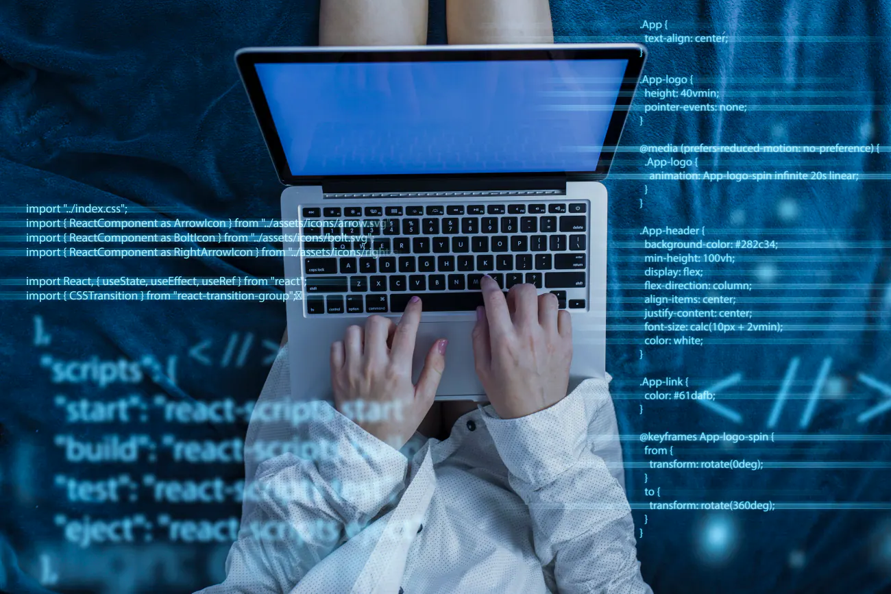 Ingeniero de software desarrollando aplicaciones